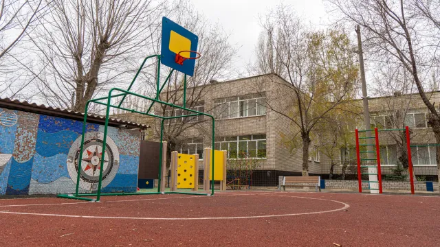 Оборудаванная детская современная площадка