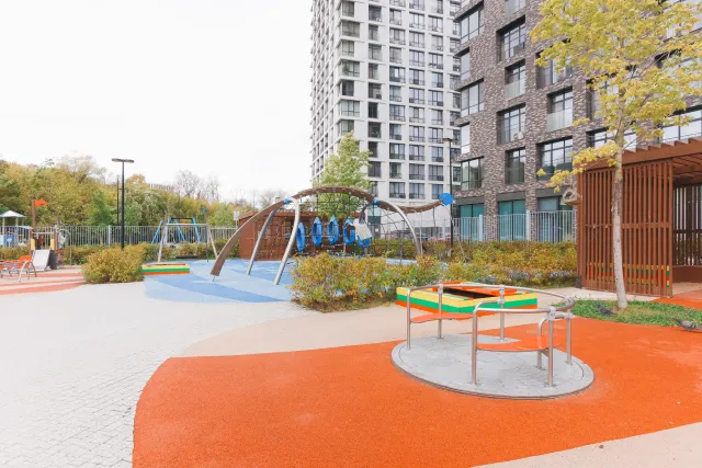 Игровая площадка и беседка