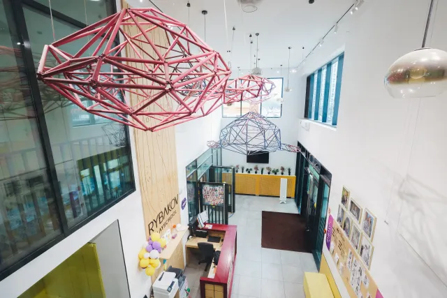 Коридор с символом школы - китом